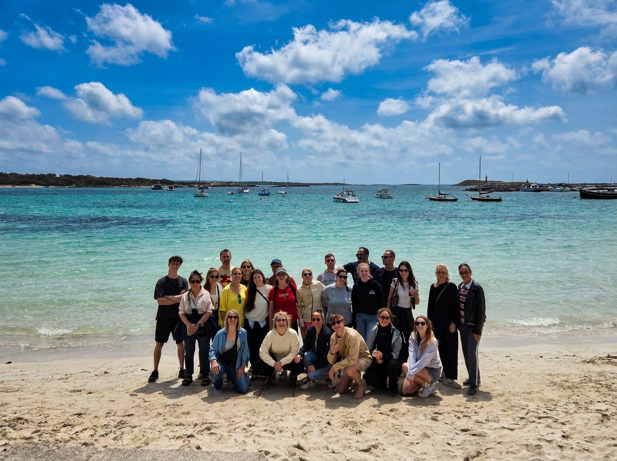 Das Team des Rehazentrums Halderstrasse beim Teamausflug am Strand mit Segelbooten